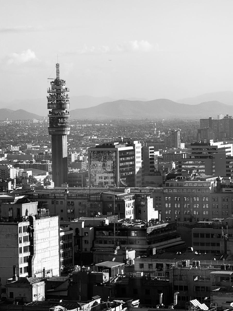Vista en blanco y negro del centro de Santiago