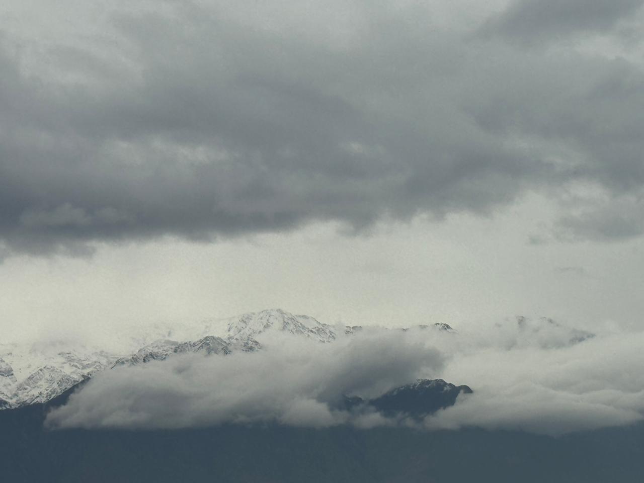 Cordillera nevada entre nubes
