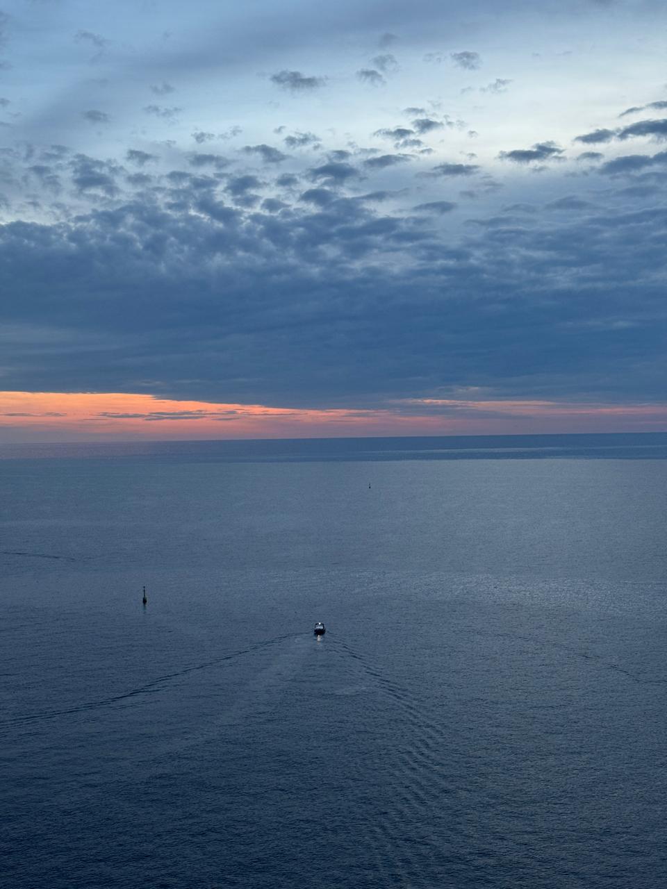 Mar bajo un cielo azul al atardecer