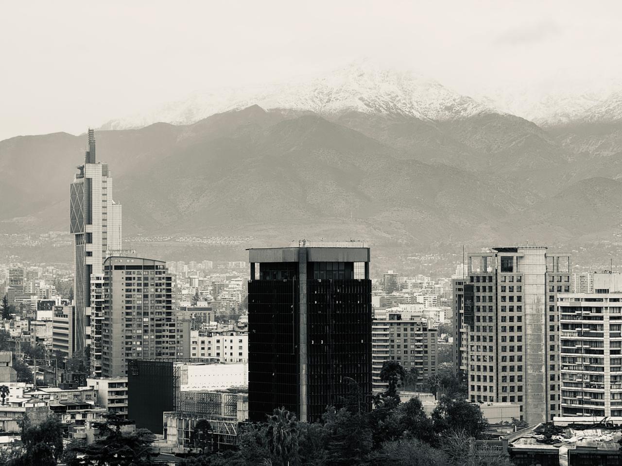 Santiago y la cordillera en blanco y negro