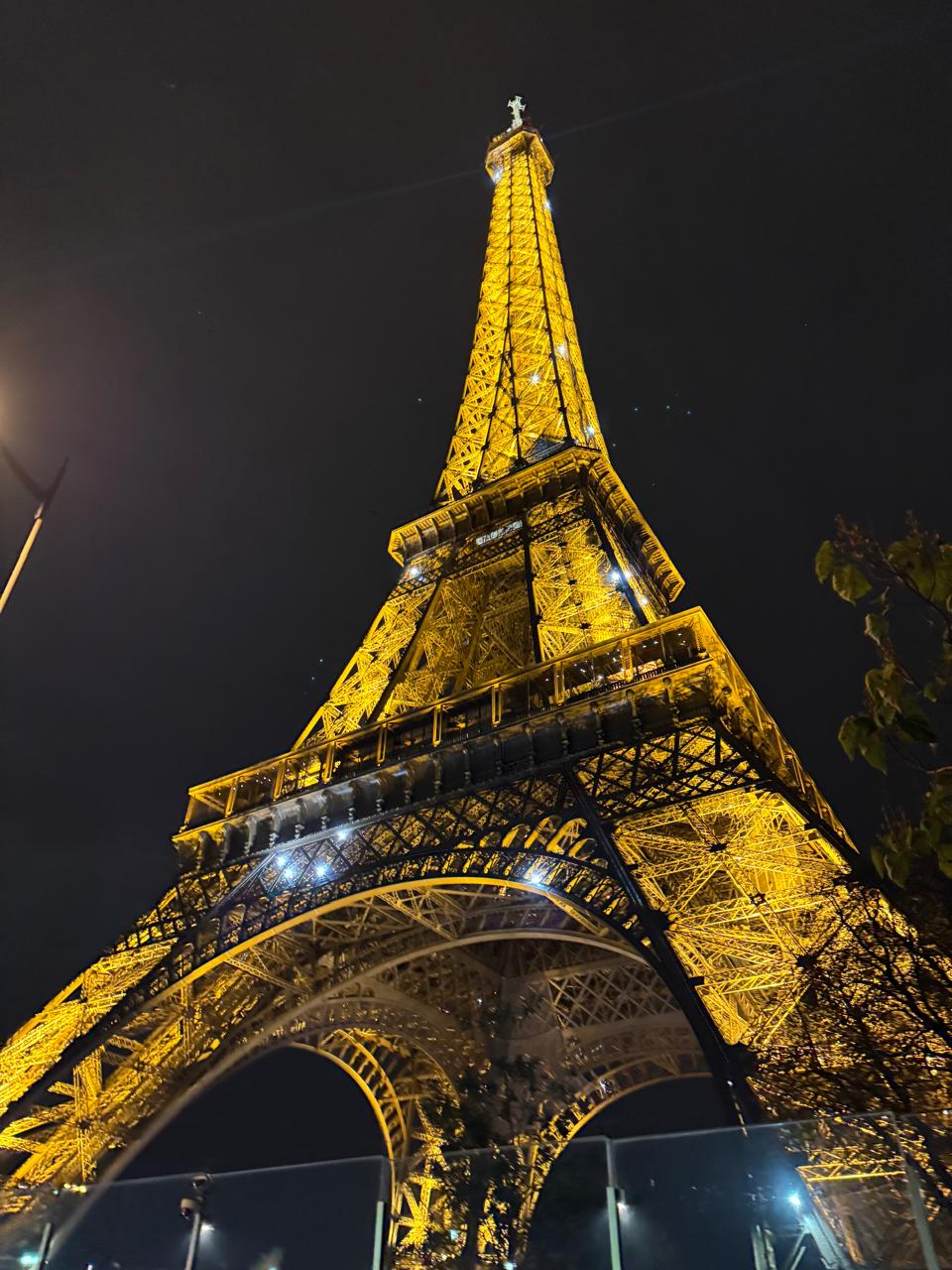 Torre Eiffel iluminada de noche
