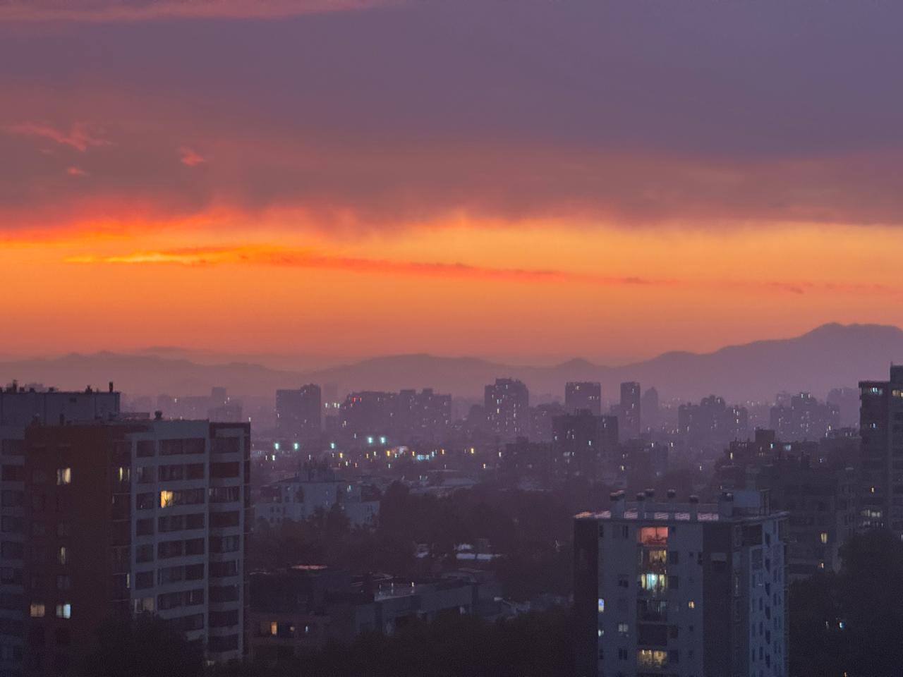 Santiago bajo un cielo naranja y violeta