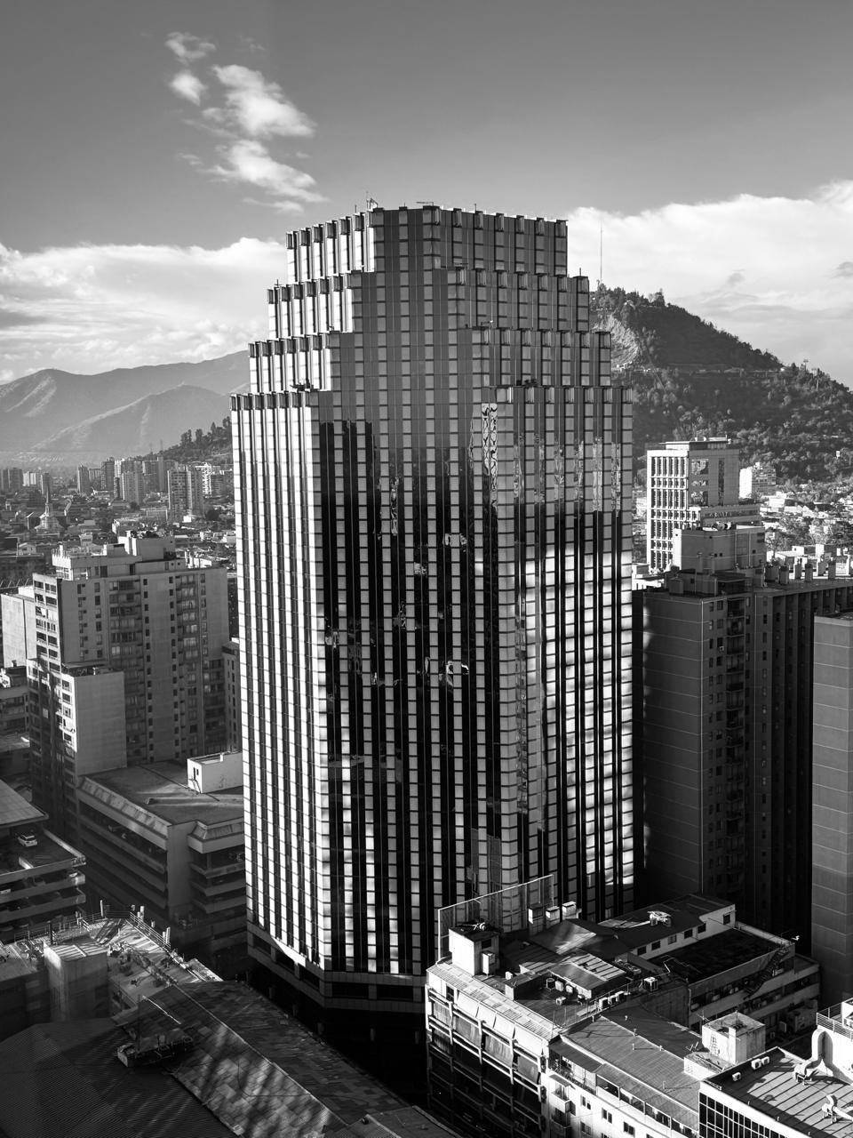 Edificio del centro de Santiago en blanco y negro