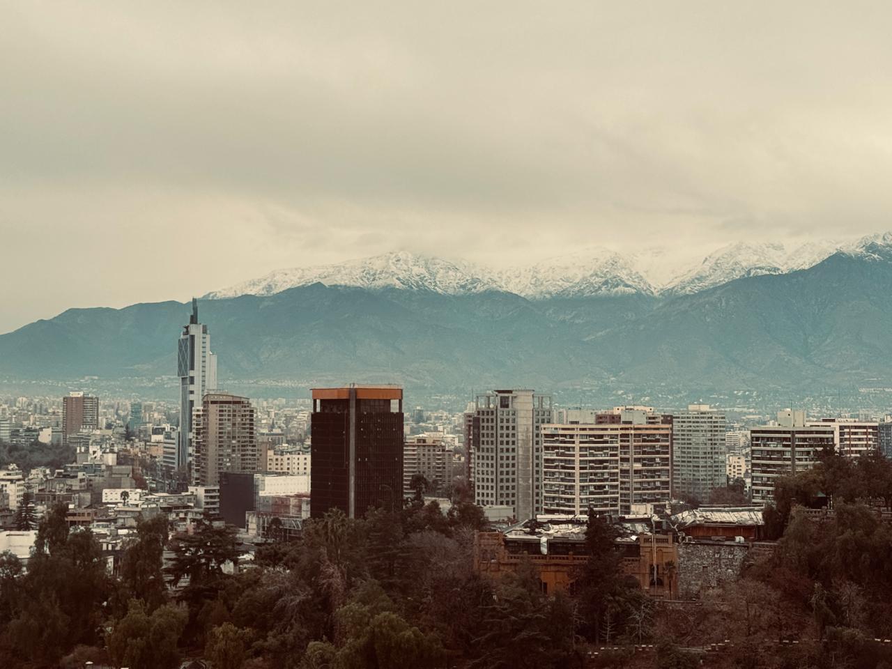 Panorámica de Santiago frente a la cordillera