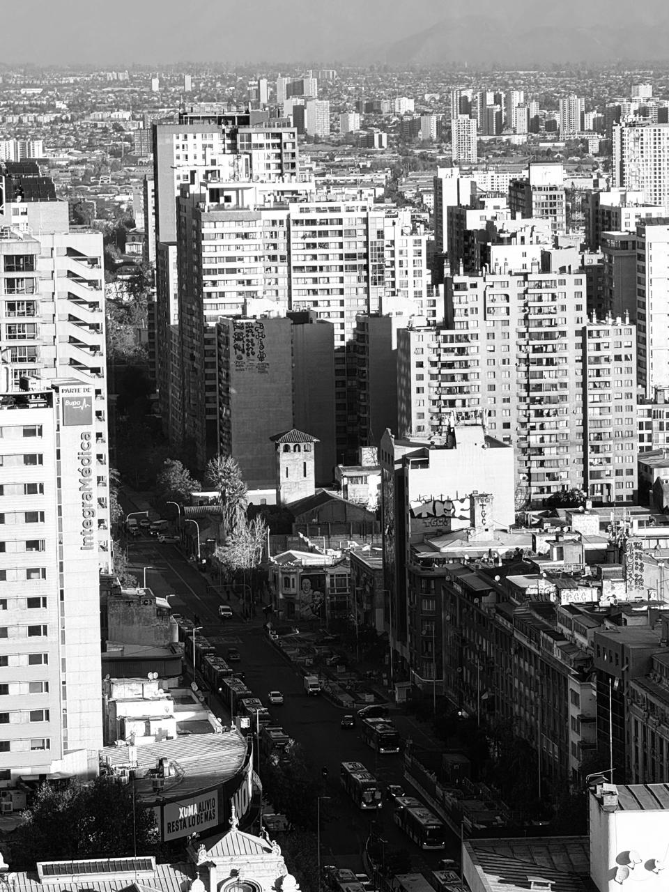Vista vertical del centro de Santiago en blanco y negro